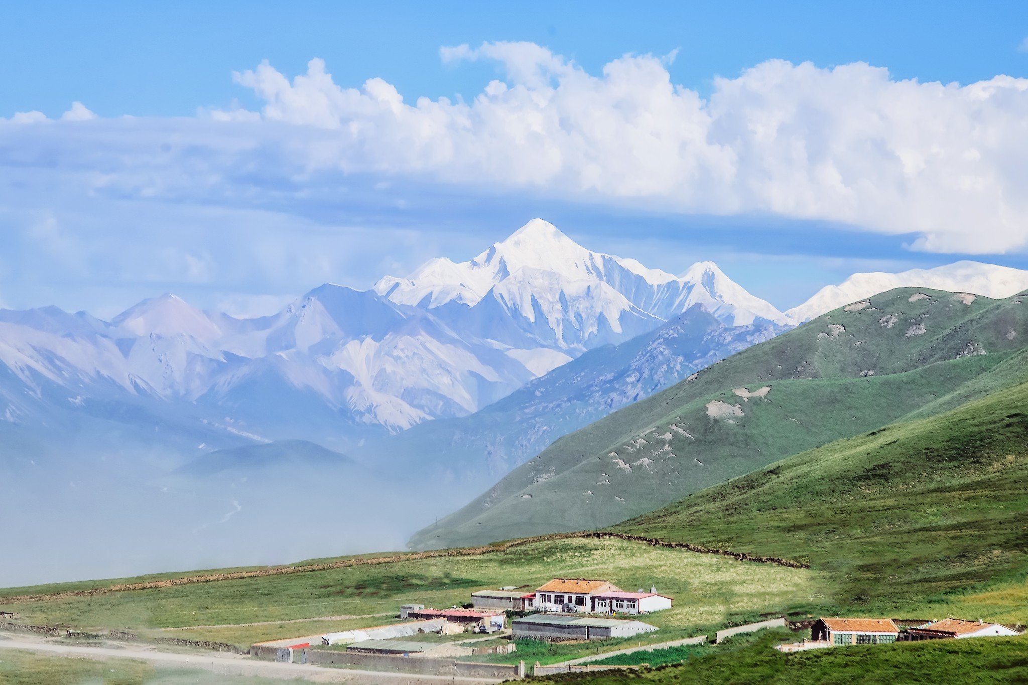 在一个金色的日出里,告别大武镇与扎保大哥,并沿