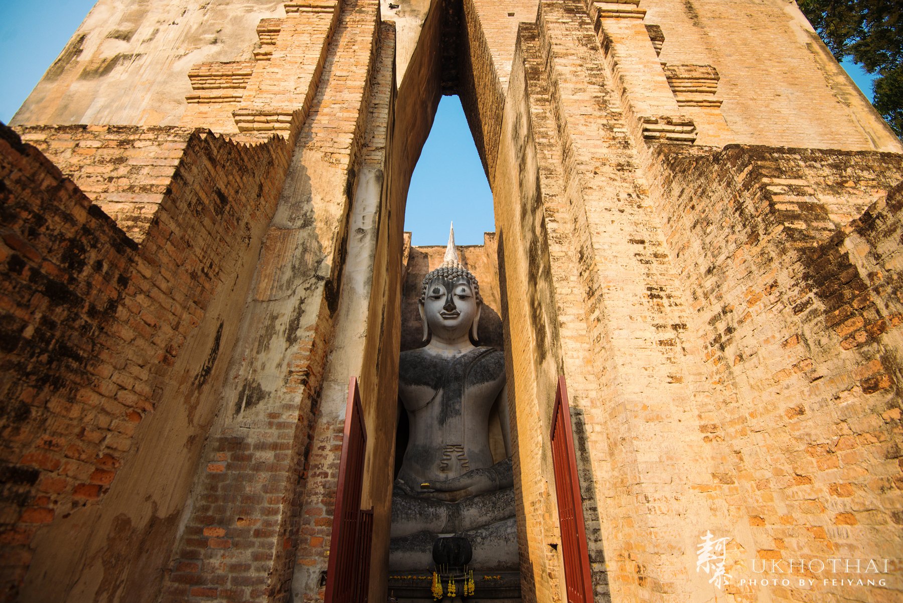 西昌寺绝对适合上午来参观因为来自东方的光线正好透过佛龛的顶部映射