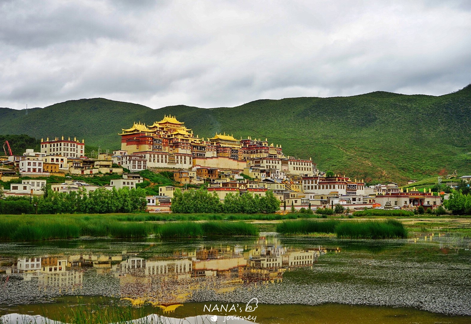 不下雨的时候,拉姆央措湖有松赞林寺的倒影,超级美腻,可以在这里静静