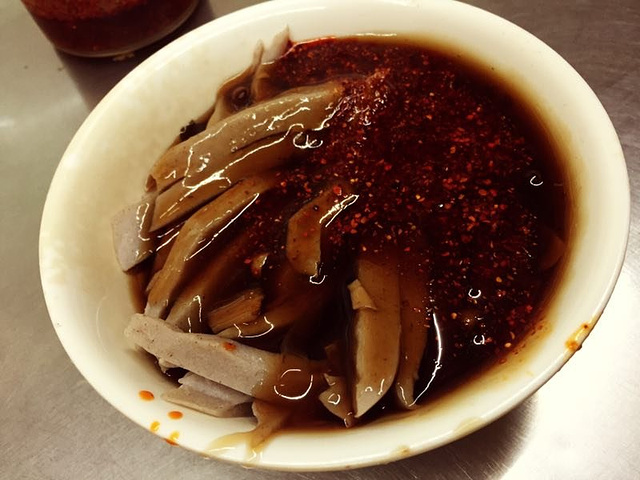 走了一路尝了一些当地特色的东西.跟其他城市的商业街,美食街差不多