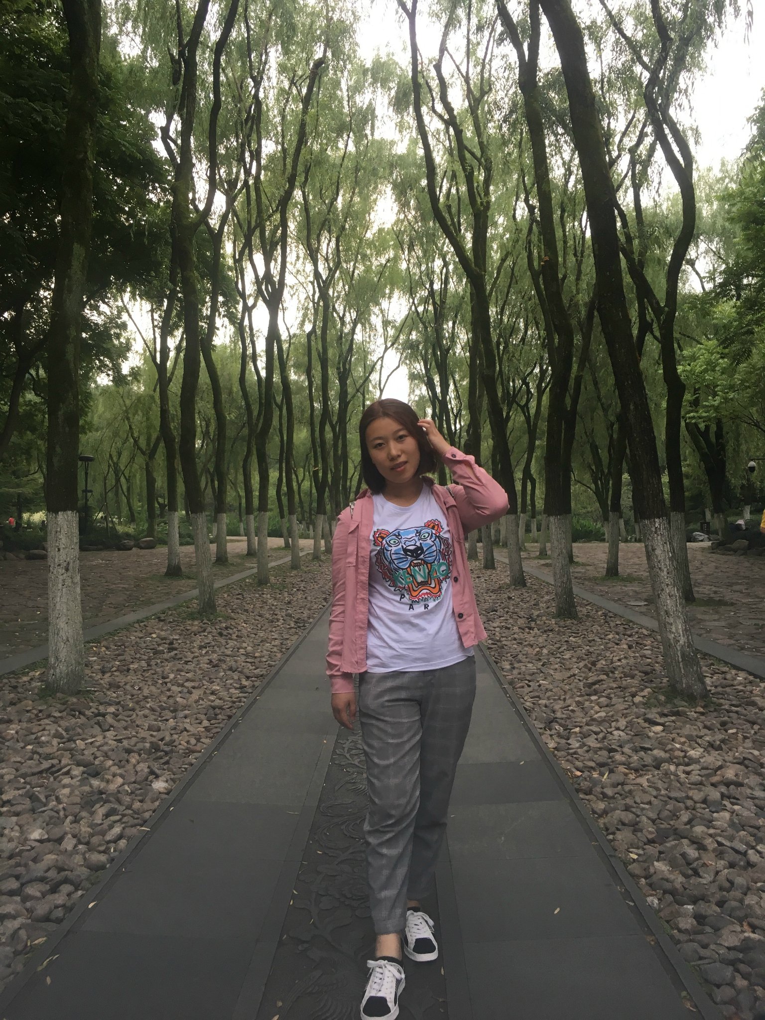 西湖公园自拍照一张在酒店睡了一觉醒来到的杭州西湖拿单反自拍的