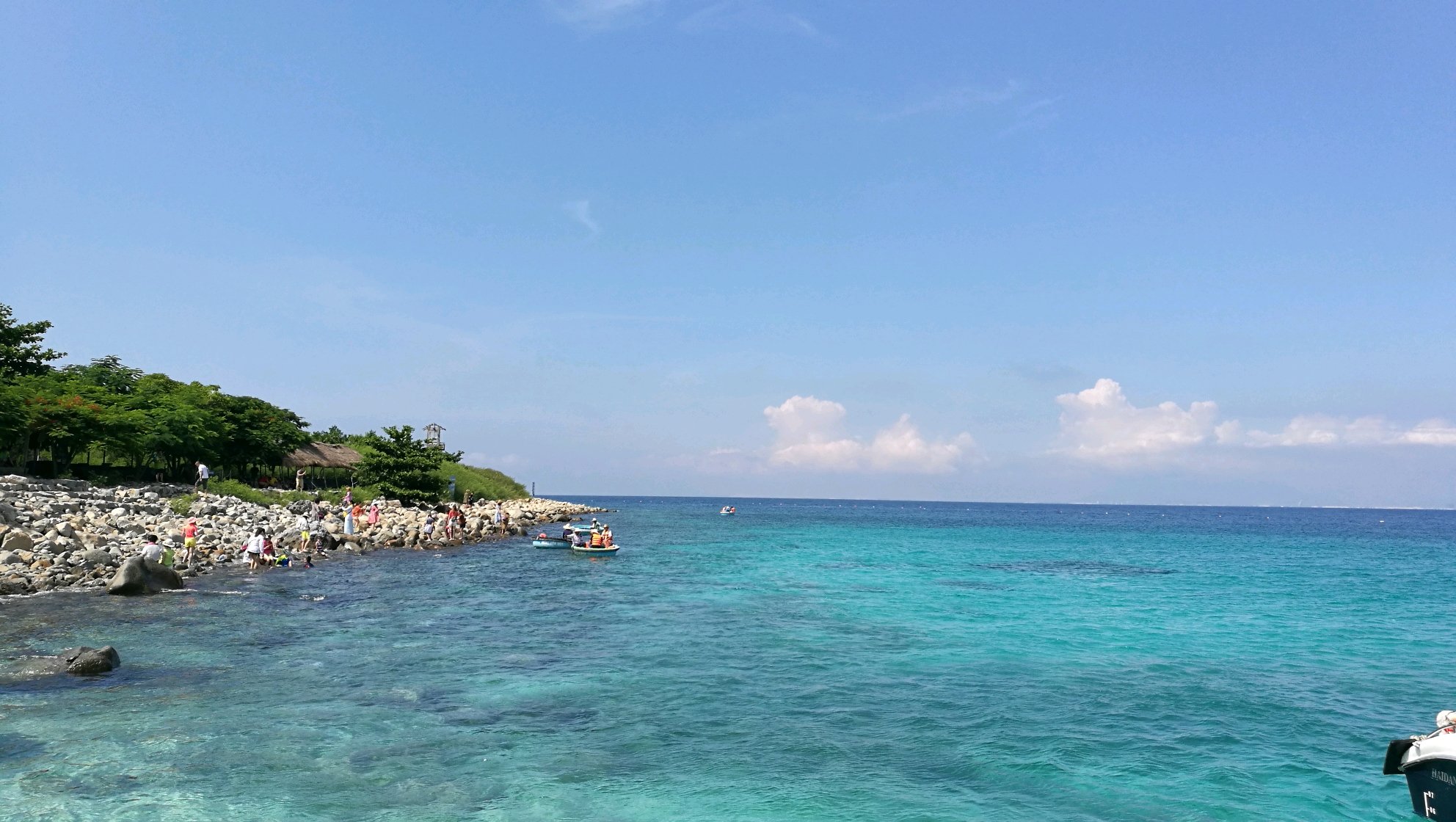 黑岛远景,很小,不潜水可以玻璃船什么的,能从水面一直看到海底,非常美