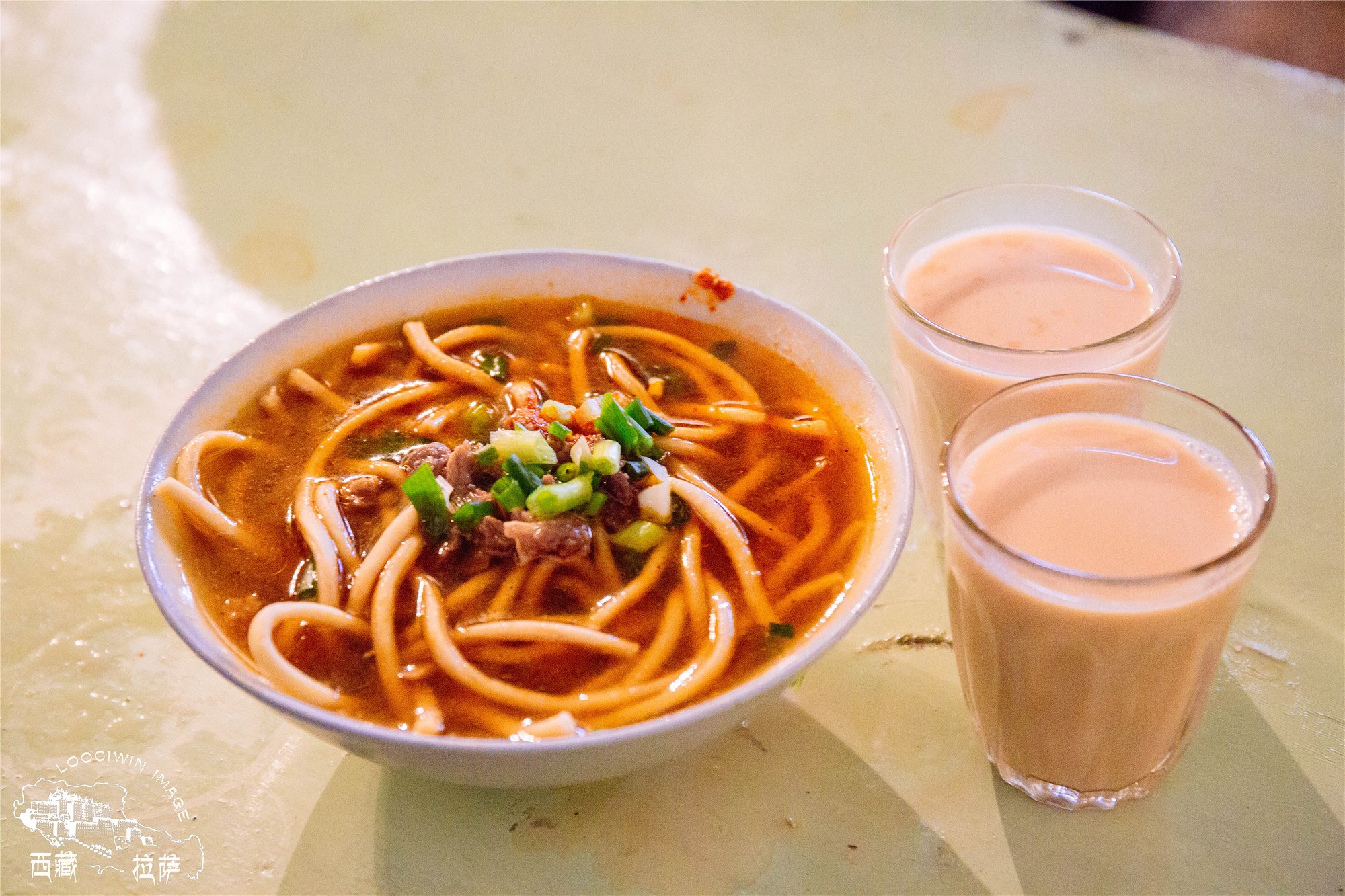 离开大昭寺以后,打算体验一下拉萨人平常最爱做的事情