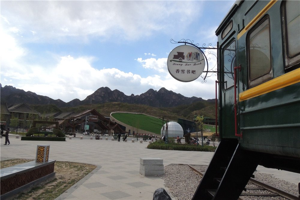 香雪广场里有一节黑色的火车头,就是为了纪念小说中那个只在台儿沟村