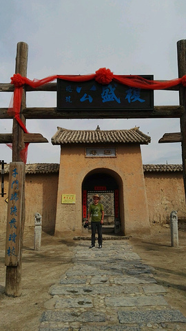 镇北堡西部影城原为古代护城堡后由著名作家张贤亮组织开发成影视城