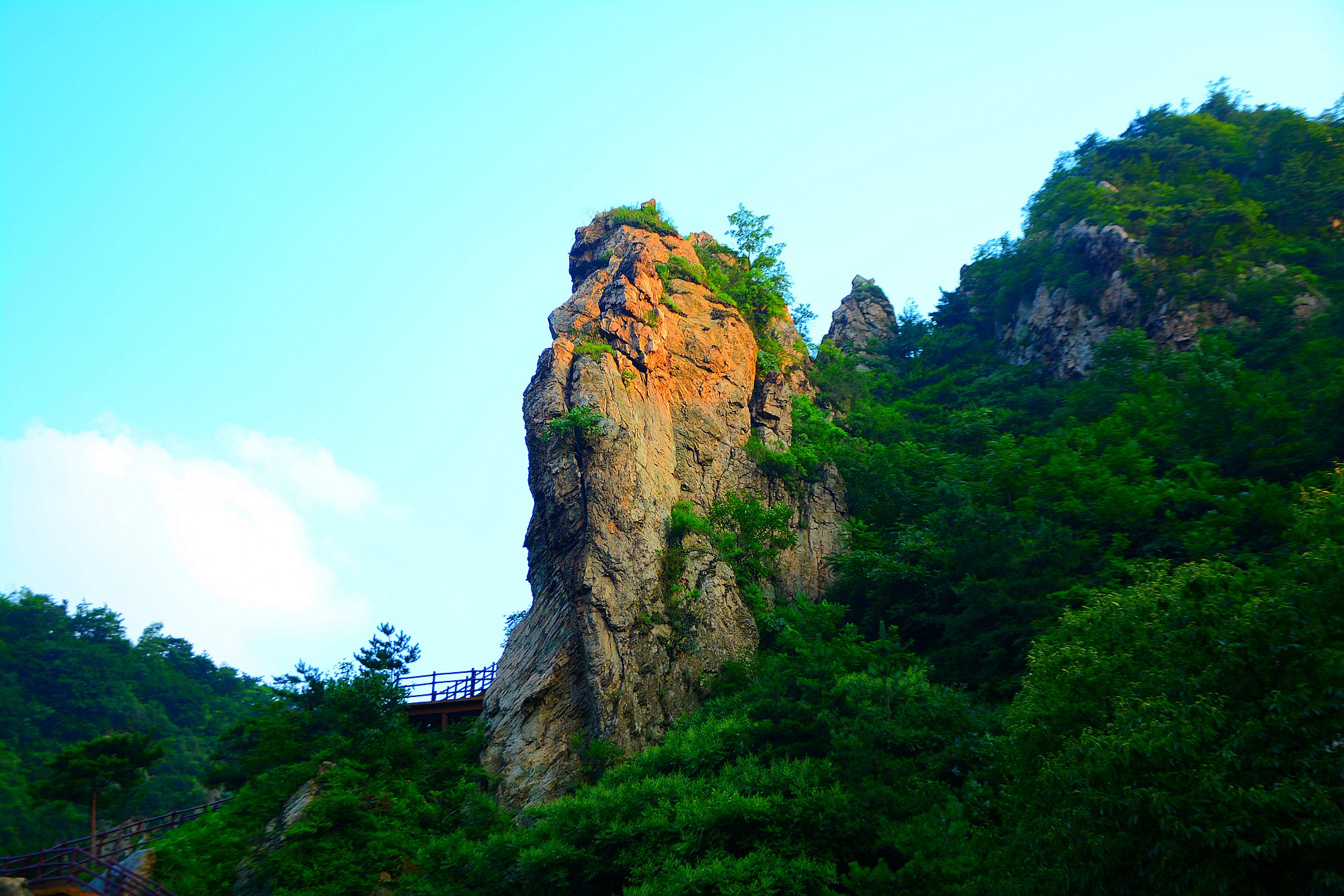 明代礼部侍郎翁正春赞为"真齐鲁间最圣地也".