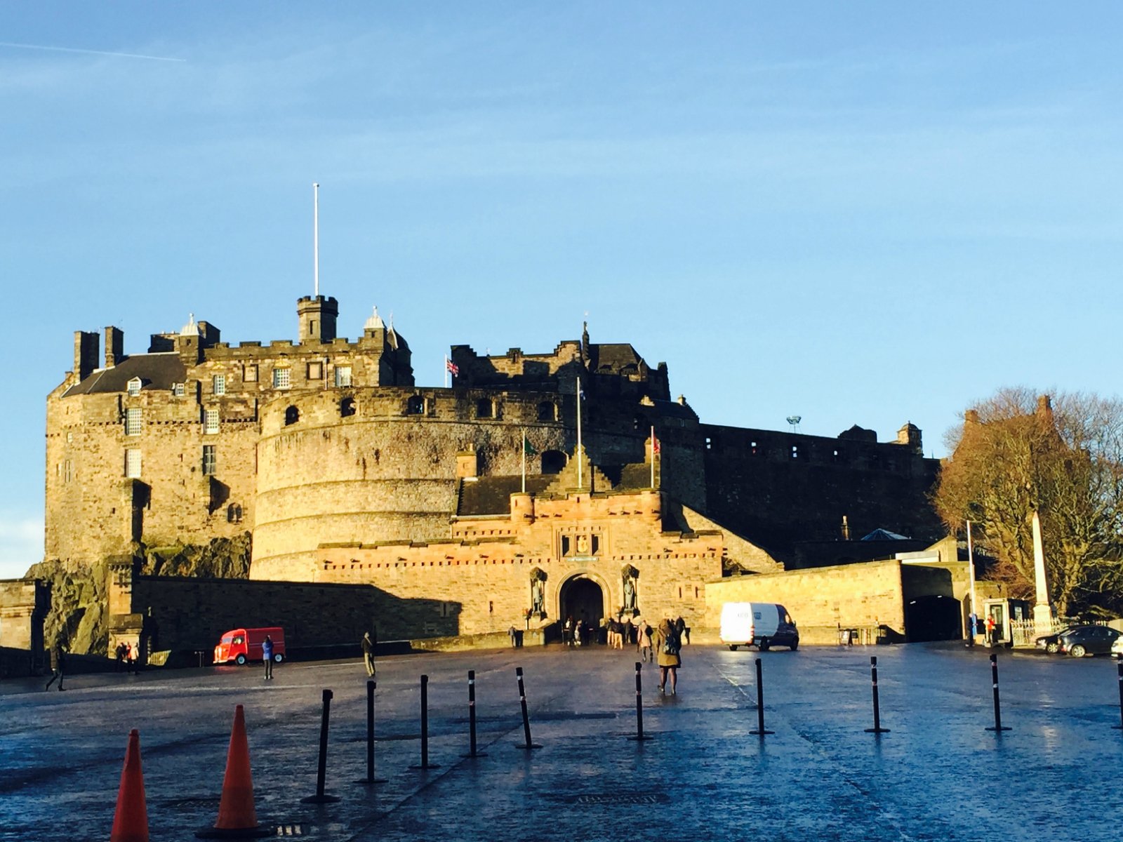 城堡岩是苏格兰最有名的苏格兰城堡的地标景点,从苏格兰的两条主干道