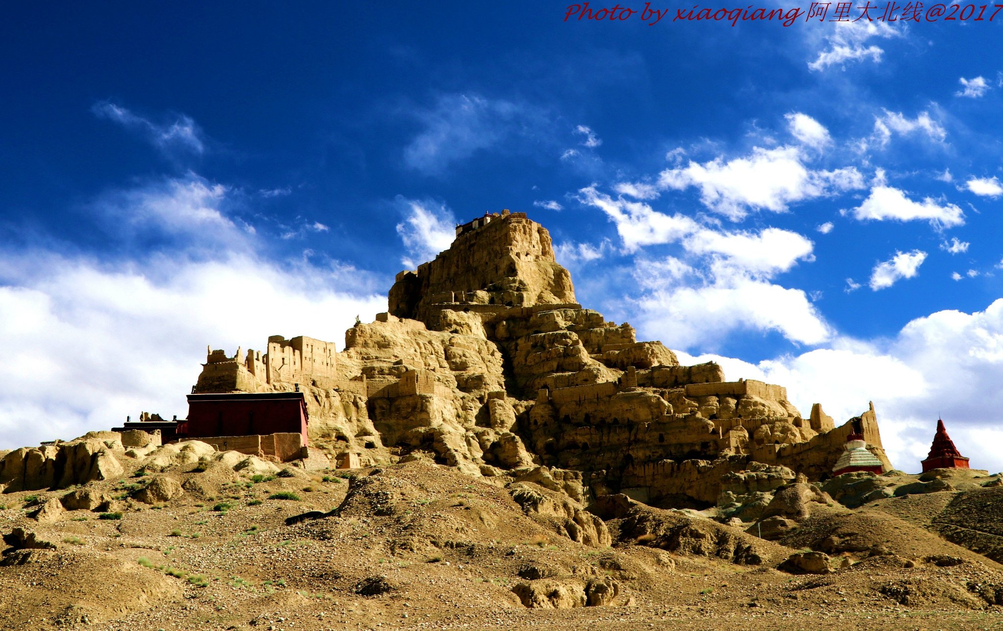 是一座高原古城,位于阿里札达肥札不让区象泉河畔的一座土山上
