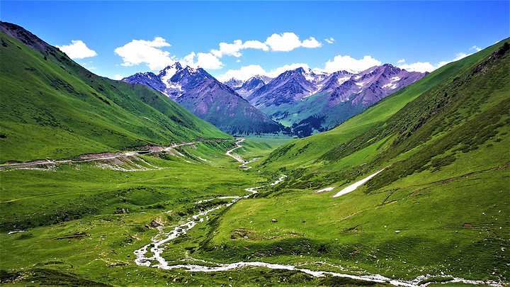 在山里面像这样的小溪很多景色都非常美融入这样的美景让人心旷神怡