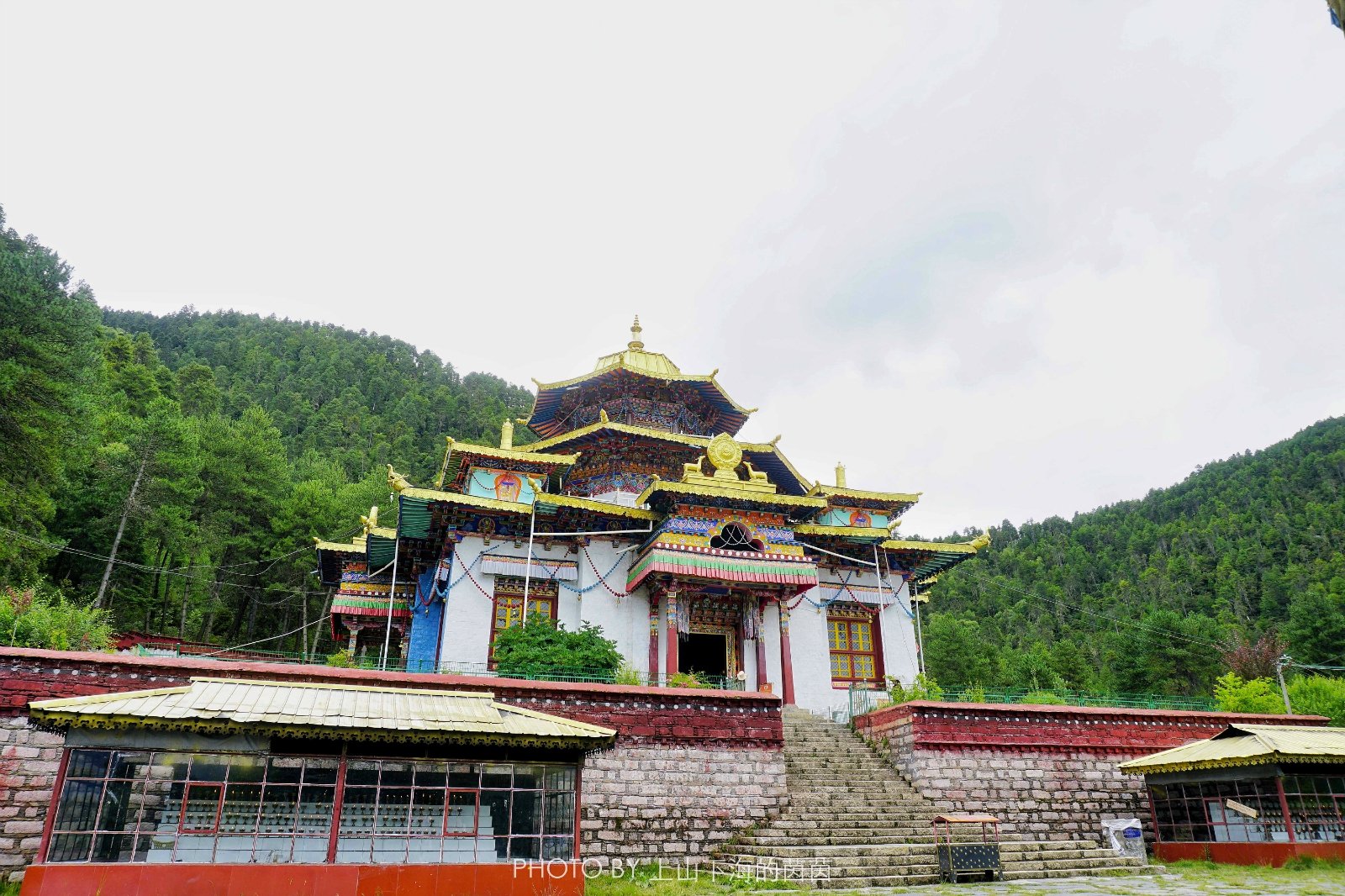 主殿一层供奉宁玛派创始人莲花生大师,二层为观音,三层是无量光佛;经