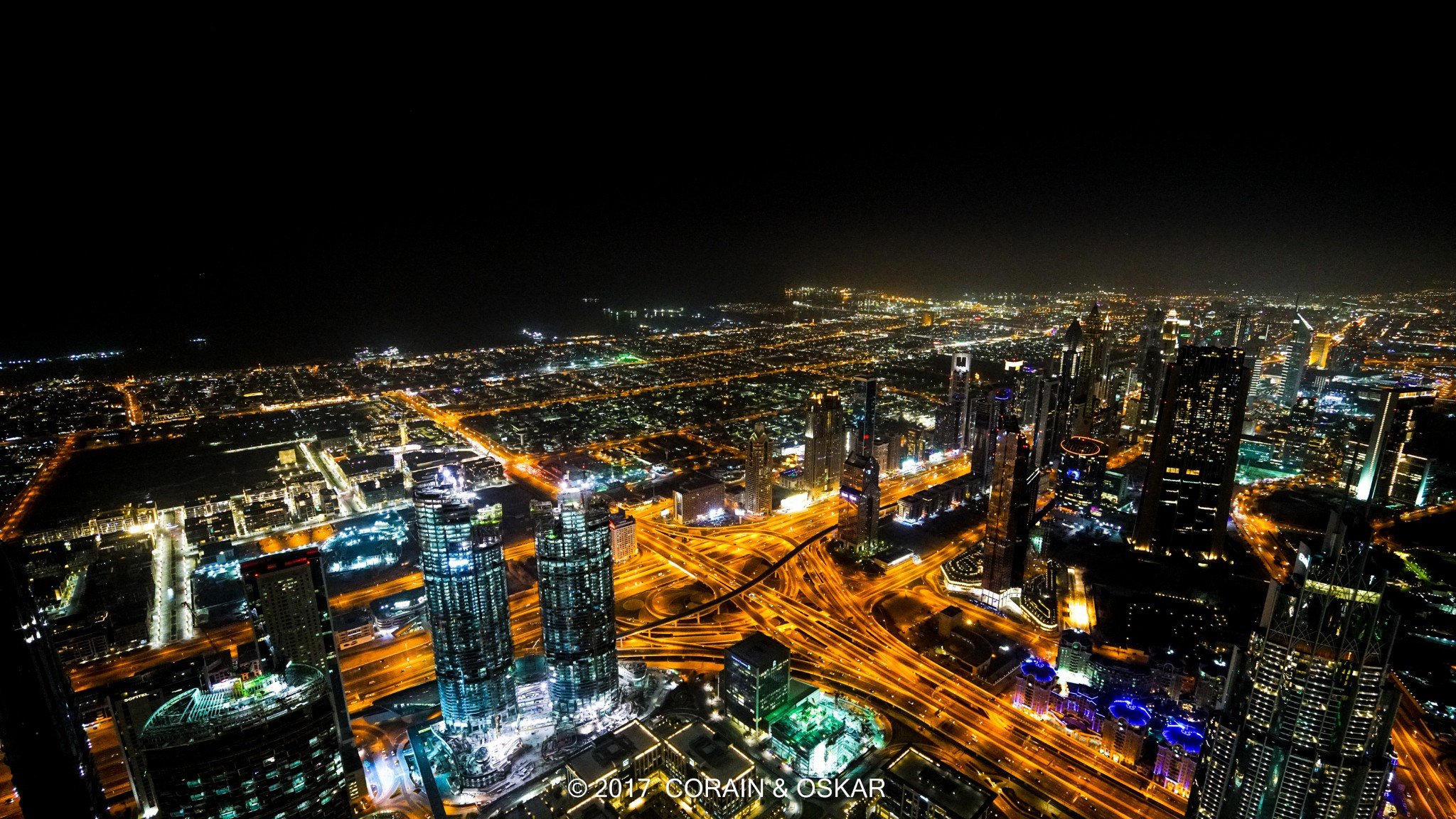 由于上塔是不允许带三脚架的,所以这些夜景照片只能手持拍摄啦,躁点略