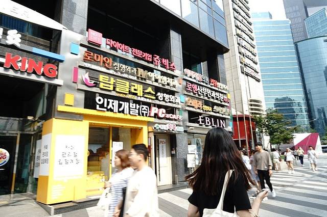 江南地铁站购物中心