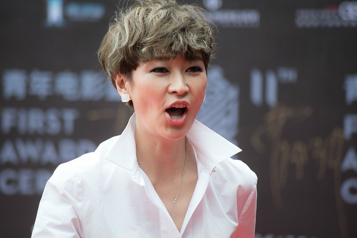 著名演员梁燕颁奖典礼主持人——崔永远,也正是他的幽默诙谐的主持从