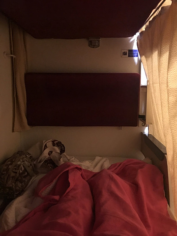 我们提前一个半小时到了车站,车已经停在那里