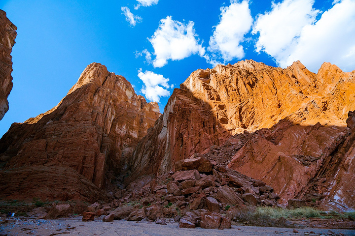 不仅仅在于它的雄奇,险峻,还在于它的幽深,宁静和神秘_天山神秘大峡谷