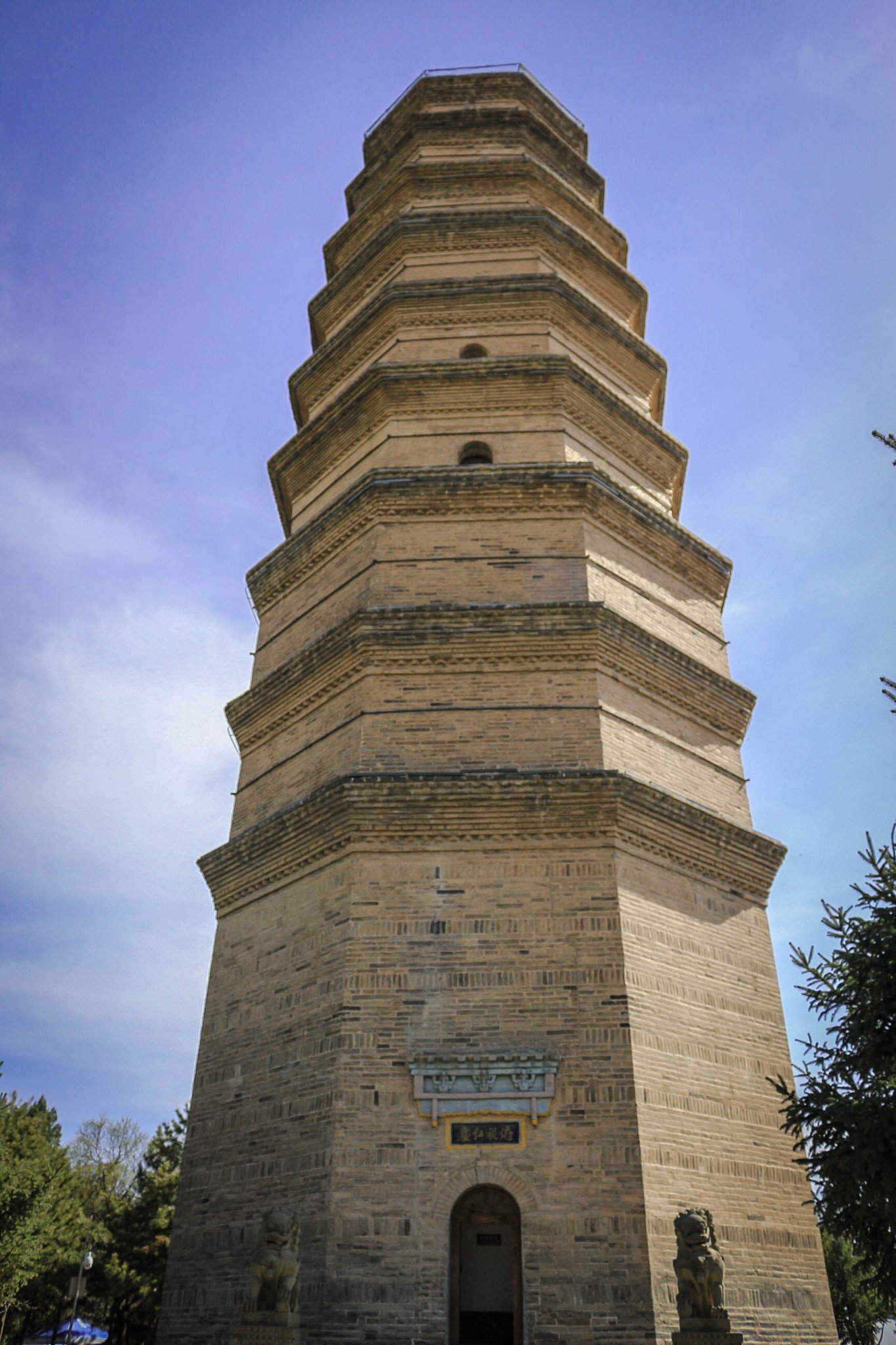 中摘星楼是最高点,可以俯瞰整个延安城区-宝塔山高度也不是很高,别人