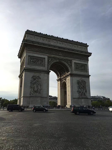 我和lg两人去凯旋门了,那俩姐姐在lv店里挑花了眼,不肯出来