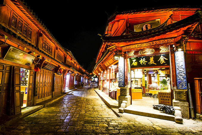 五一街到顶的大石桥旁边的景色夜色给人感觉非常的有丽江