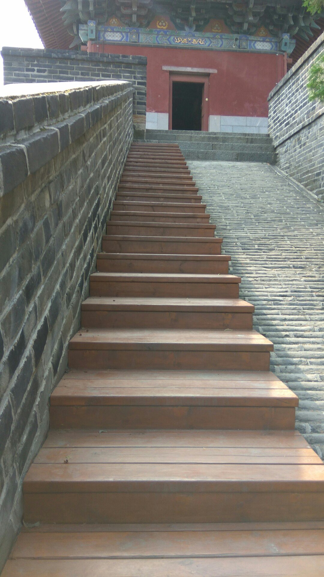 城墙的阶梯许愿墙,要自己去买