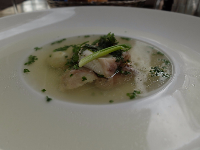 2018白兔子餐厅的服务员都是标准的帅哥美女