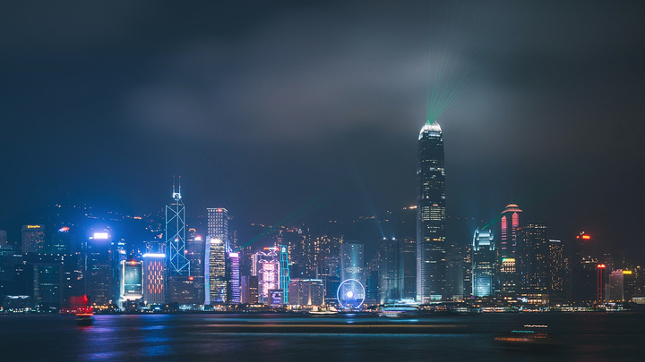 2024每逢香港必维港，每逢维港必要看一场灯光秀～每晚8点准时开场，短短十几分钟，伴随着音乐与尖沙咀码头的人_维多利亚港-评论-去哪儿攻略
