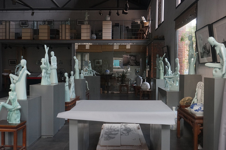 有几家已经入驻的工作室,不过大多数还是空空如也往回走的时候,看到了