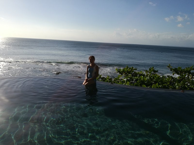 岩石酒吧是巴厘岛标志性日落观赏地点,入住度