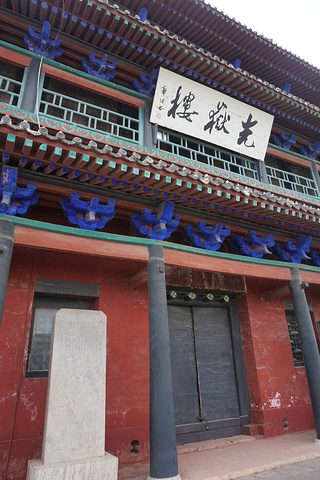 光岳楼位于聊城旧城中央,其主体结构建于1374年(明洪武七年),光岳楼由