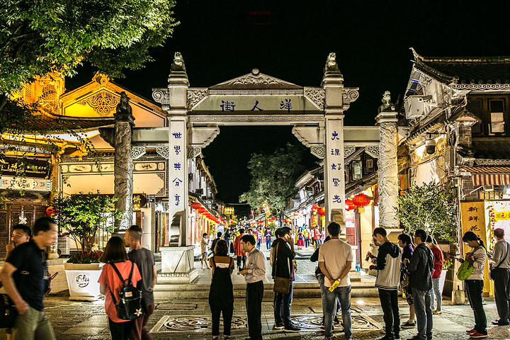 夜景很美,门洞里的光线很美;洋人街:街面上林立很多特色小店;大理的
