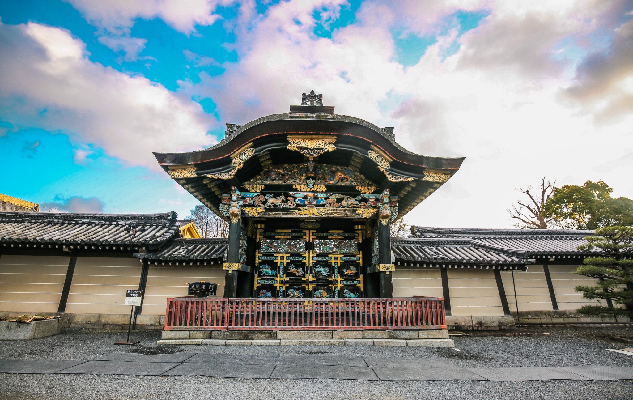 可能是因为快要日落了西本愿寺里没有什么游人唯有几个扫地僧在庭前来