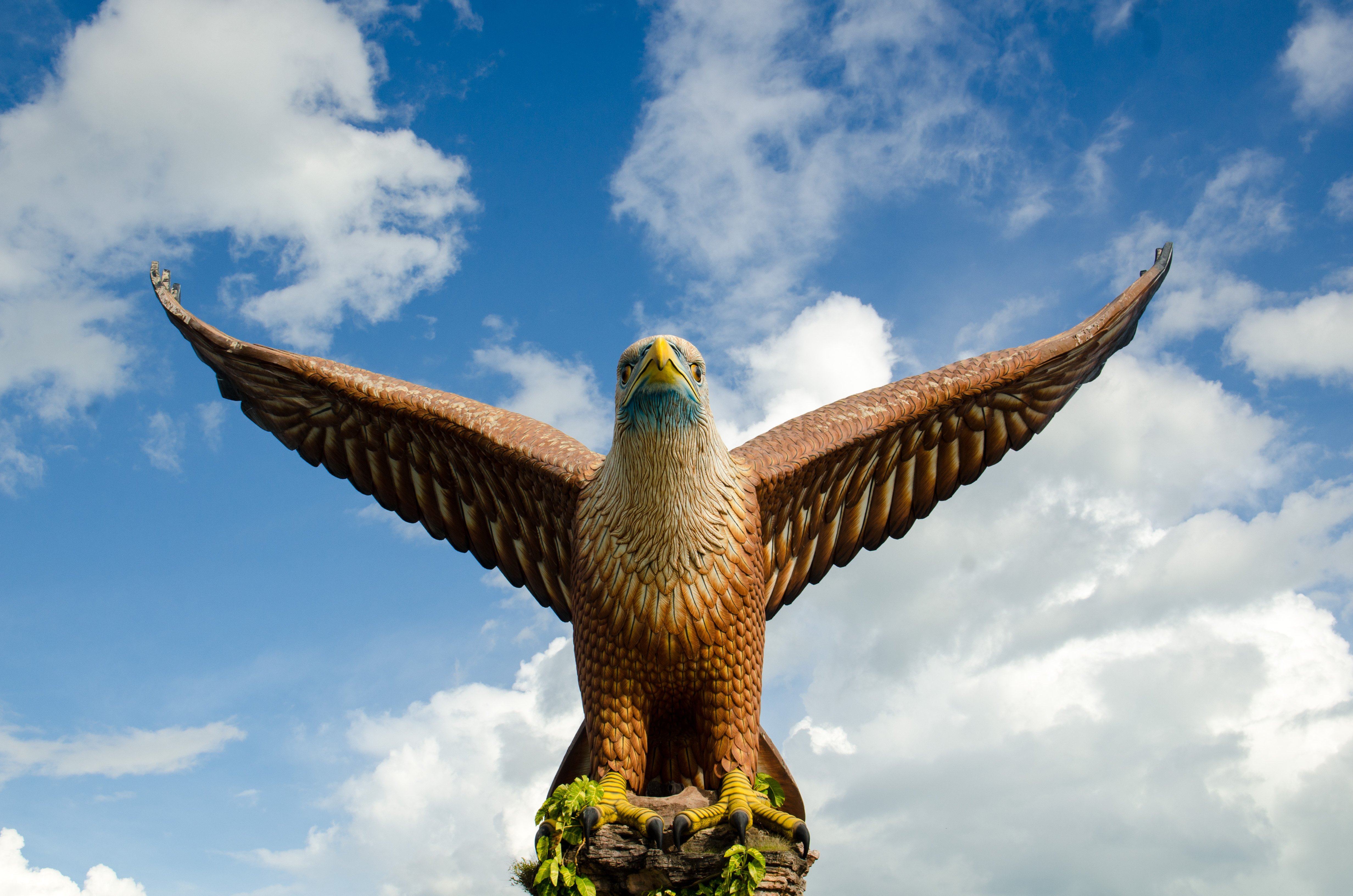 2019巨鹰广场游玩攻略,站在石塔上,张开着巨大的翅.【去哪儿攻略】