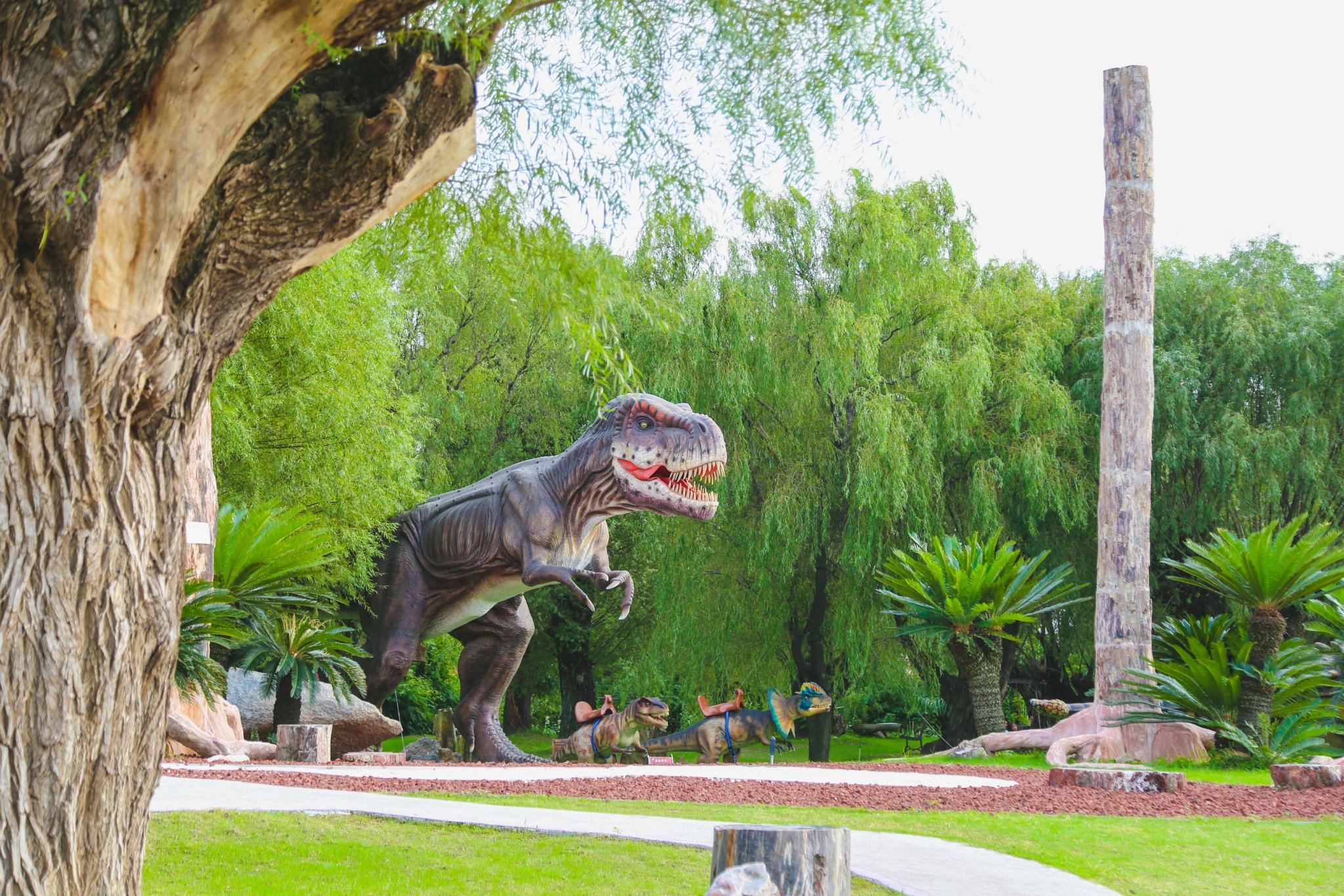 恐龙园,最有意思的是,每只恐龙前都有一个感应器,只要靠近它感应到