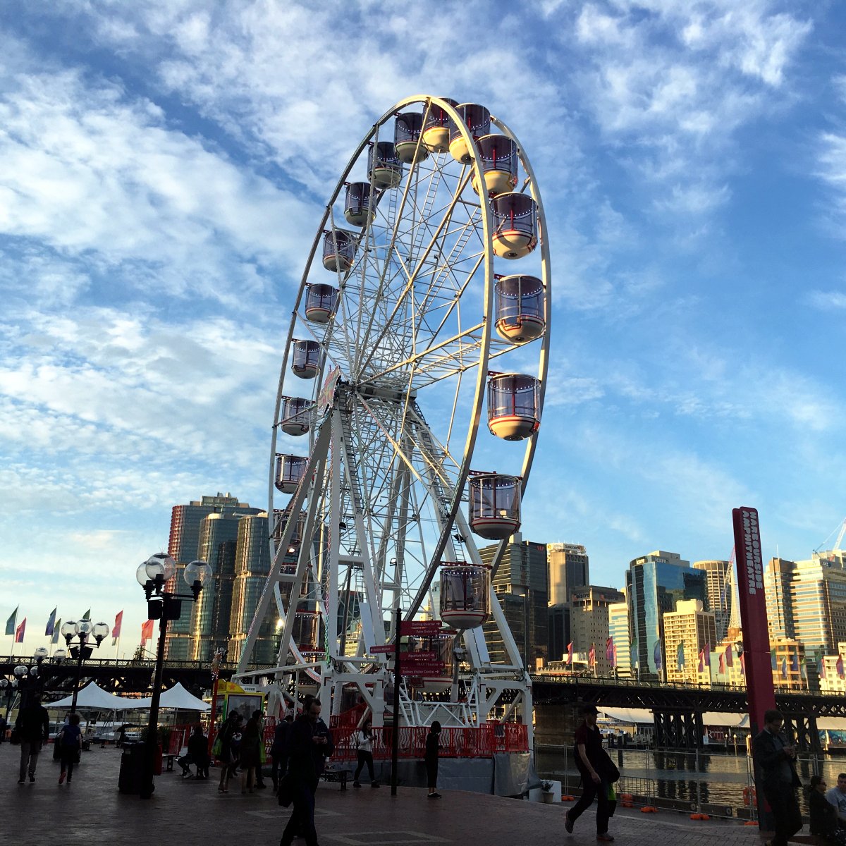 赏整个港口的景观可以乘坐达令港的摩天轮虽然这个摩天轮不是特别高大