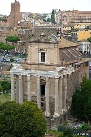 有铜绿色斑点,传说是公元五世纪时西哥特人入