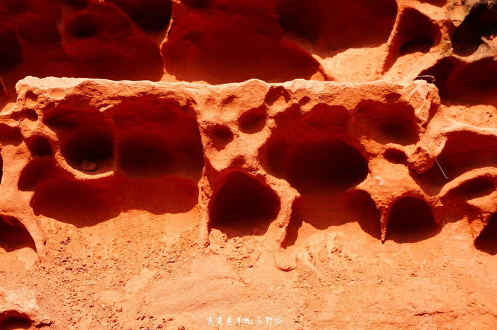 这点很不容易由于地质年代不同瀑布区域的岩石不是火红的丹霞但是由于