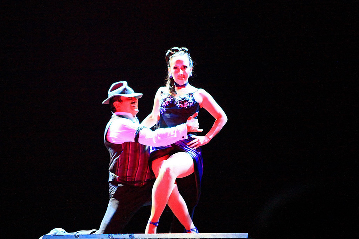 阿根廷的探戈舞演员已经不止一次地把那飘逸、