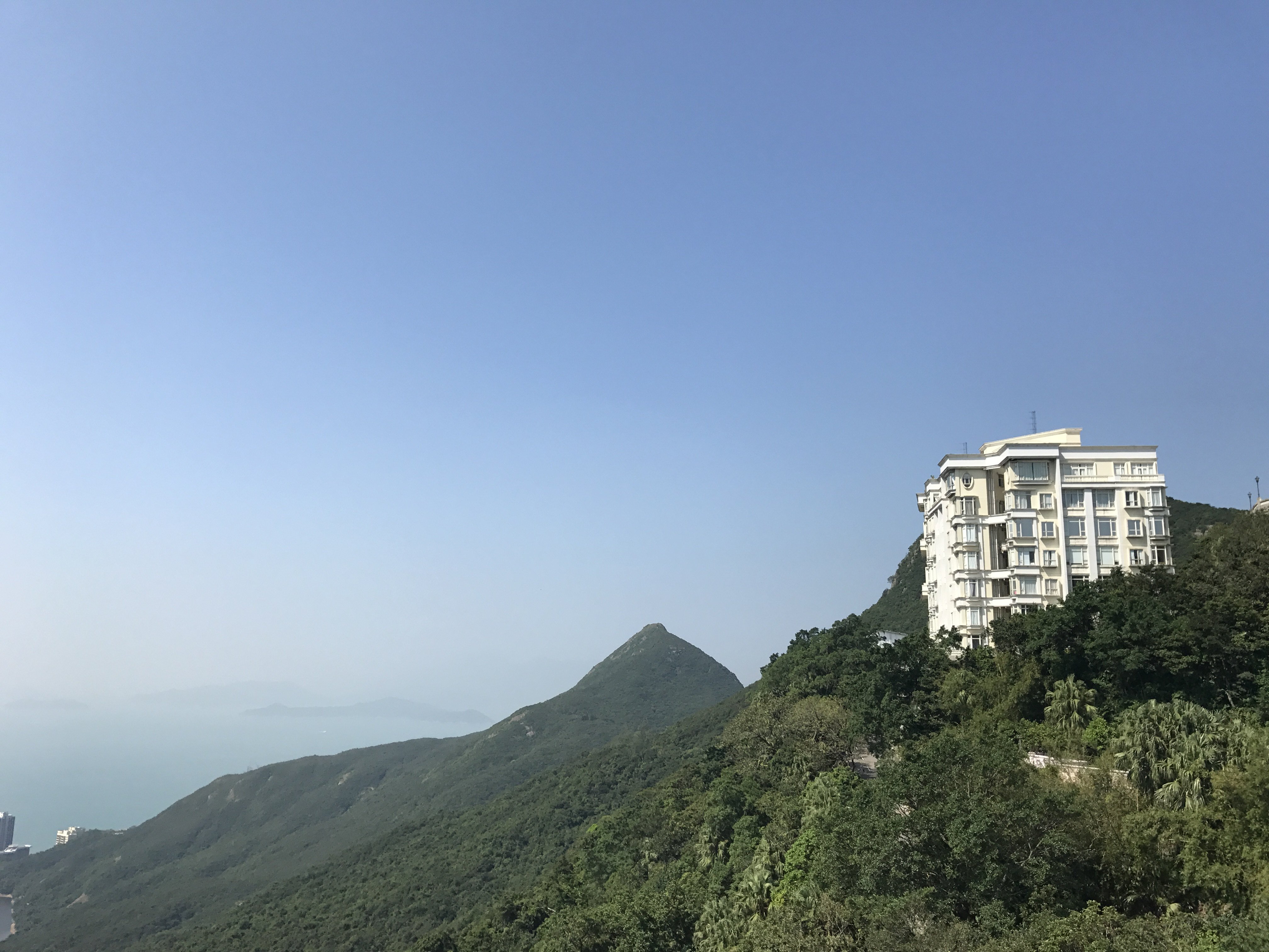首页 评论详情 位于香港岛太平山与歌赋山之间的炉峰峡上,亦是山顶