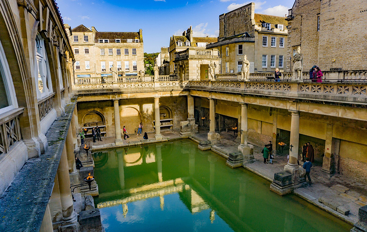罗马浴场romanbaths是巴斯最著名的景点罗马浴场环绕温泉而建
