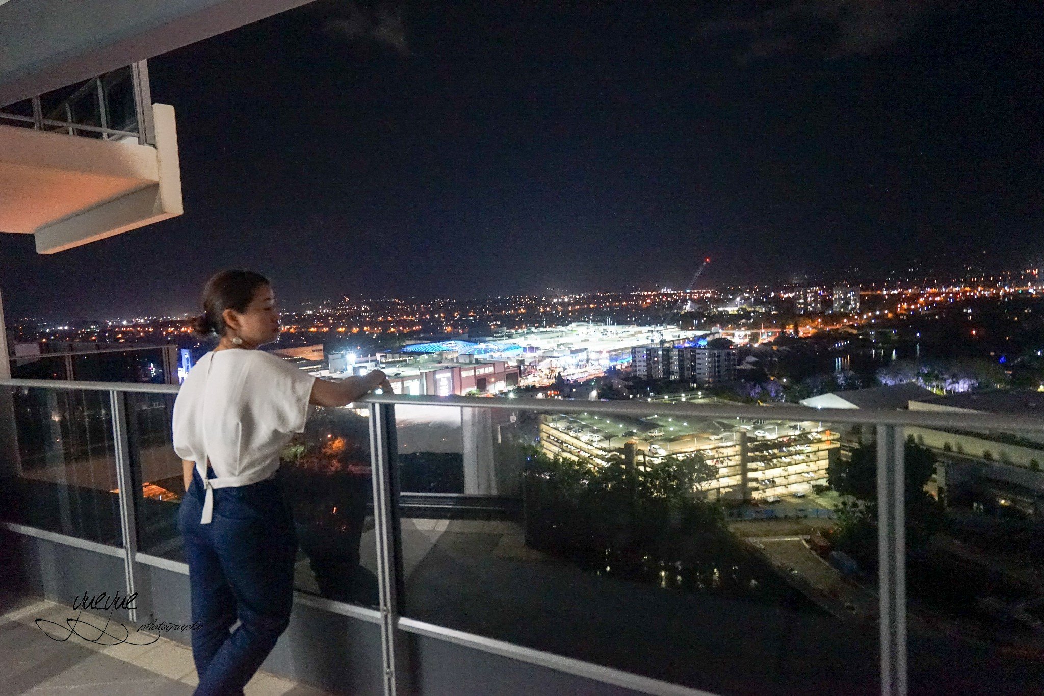 500多rmb 有卧室有厅有厨房,还有超级赞的阳台夜景.