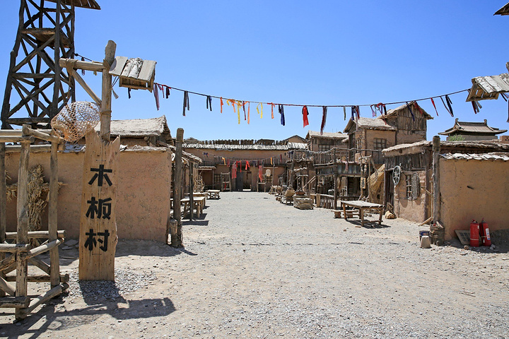 又称沙洲故城遗址位于党河中下游绿洲腹地在敦煌品尝特色美食敦煌烤全