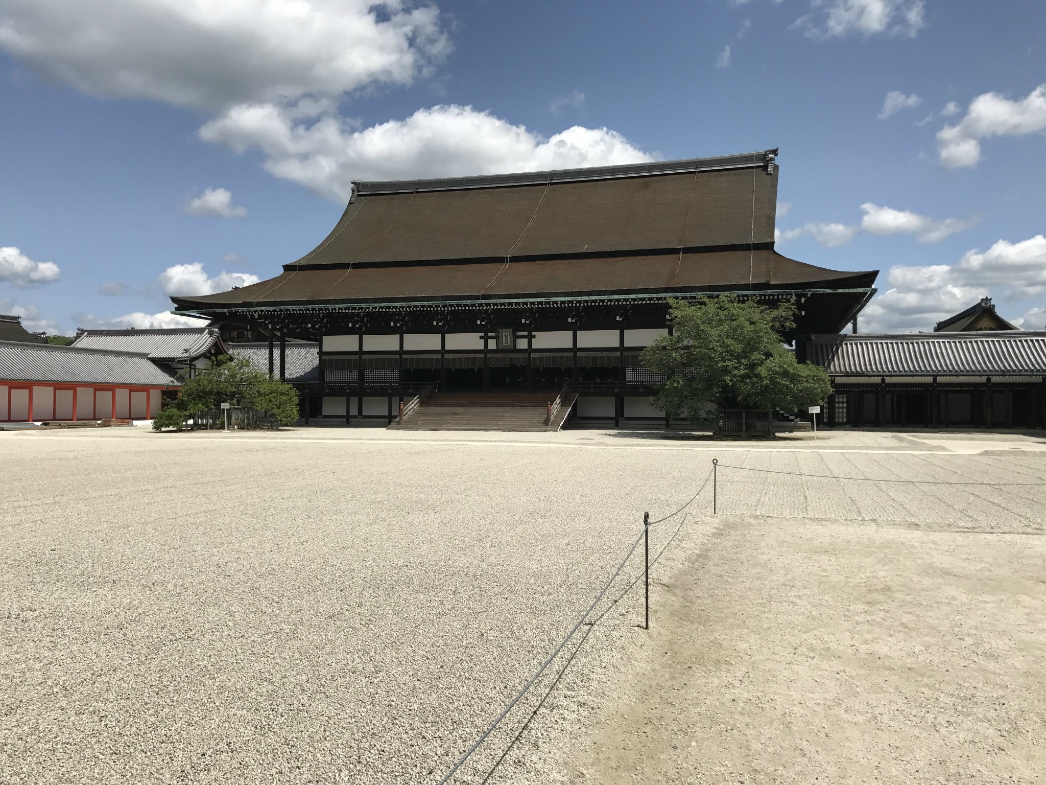 京都御苑毕竟是皇家所属,其中的建筑及花园规模都是一般日本景点中