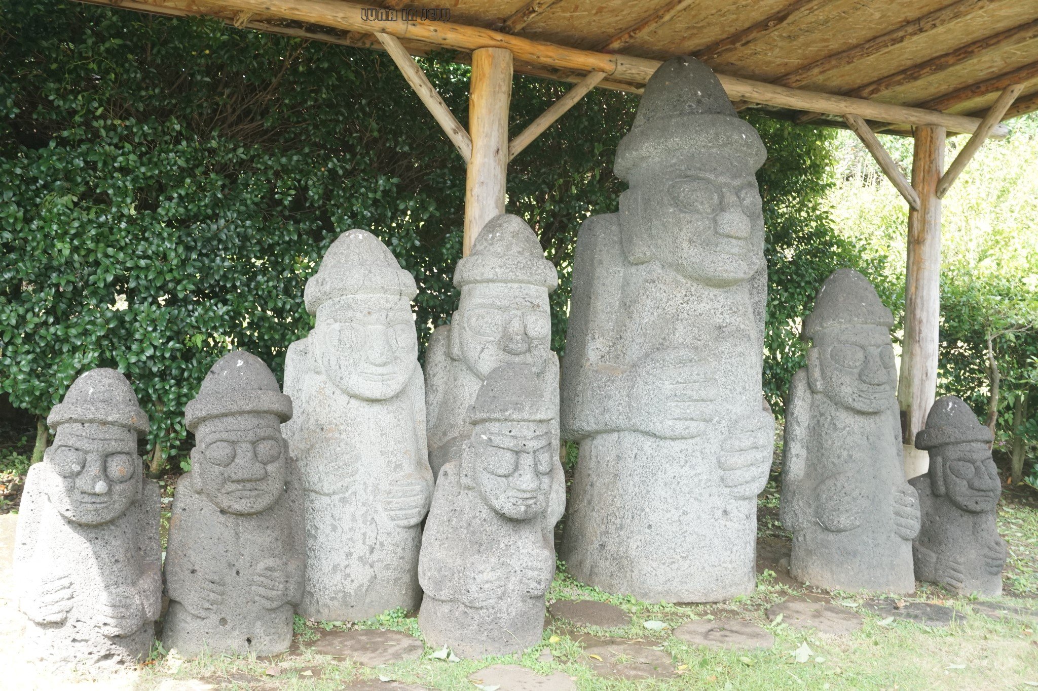 这是在中文旅游区入口看到的石头爷爷,石头爷爷是济州岛的标志,随处