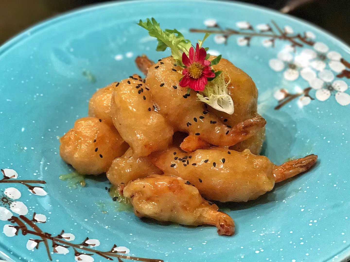 糖醋凤尾虾,虾的个头十分硕大,外面淋着糖浆,里面肉质细嫩,入口即化.