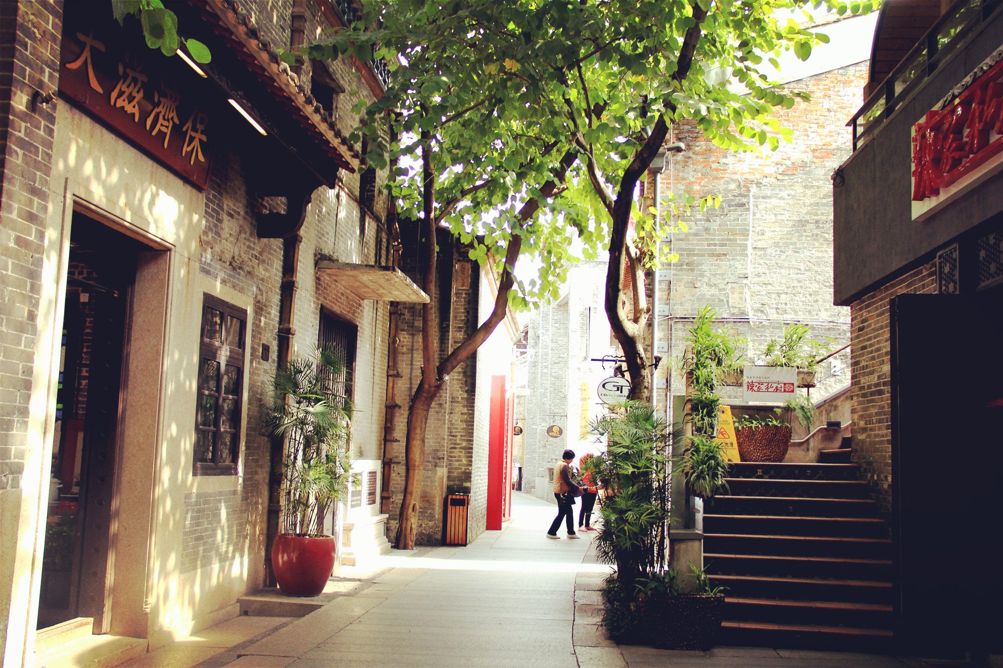 在这里可以看到充满岭南特色的骑楼锅儿式山墙雕花屋檐蜿蜒街巷等建筑