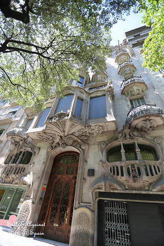 不得不说,巴塞罗那很喜欢中间走人,两边开车的