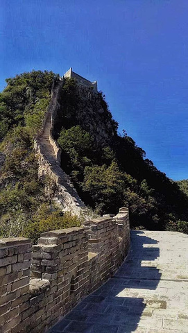 箭扣长城因整段长城蜿蜒呈W 状,形如满弓扣箭