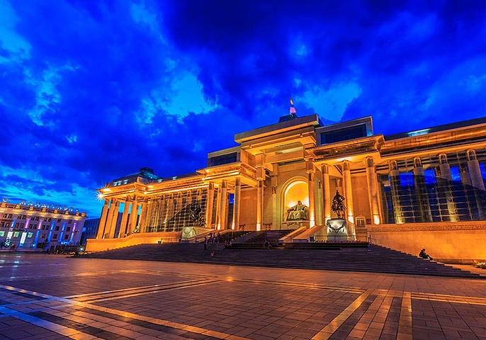 此广场曾被称为成吉思汗广场,而在2016年,市政府重命名为苏赫巴托广场