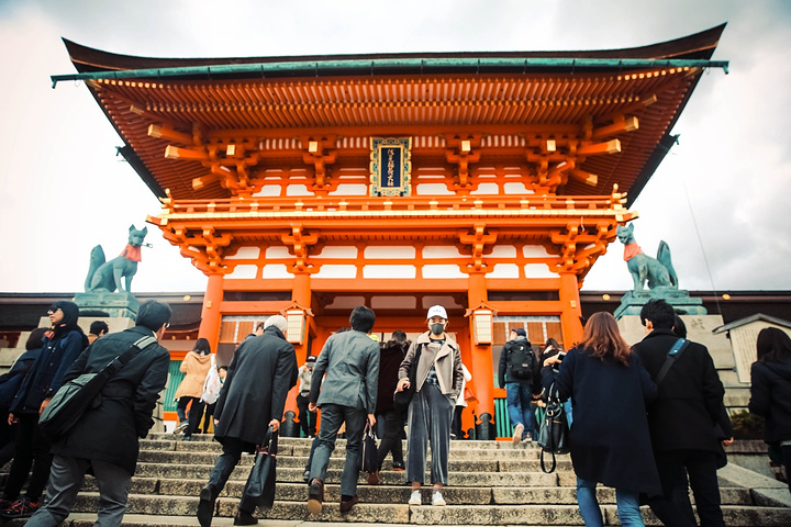 其中以京都的伏见稻荷大社最有名它是全日本稻荷神社的大本营拍摄地为