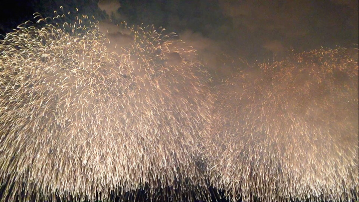 2018.晚会,在主持人介绍完烟花后,它们就开始出