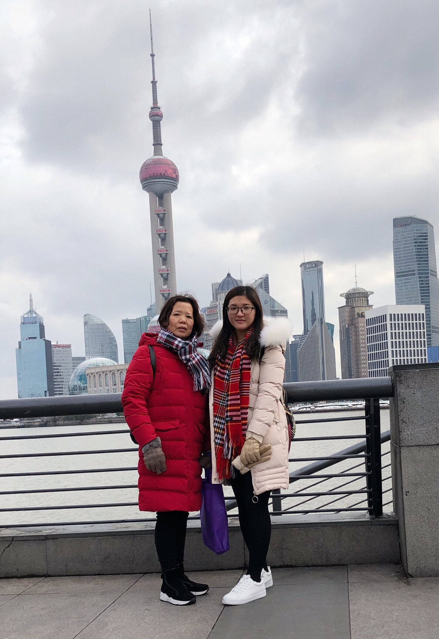 外白渡桥情深深雨蒙蒙依萍跳桥的拍摄地酒店沿着步行街一直走尽头就是